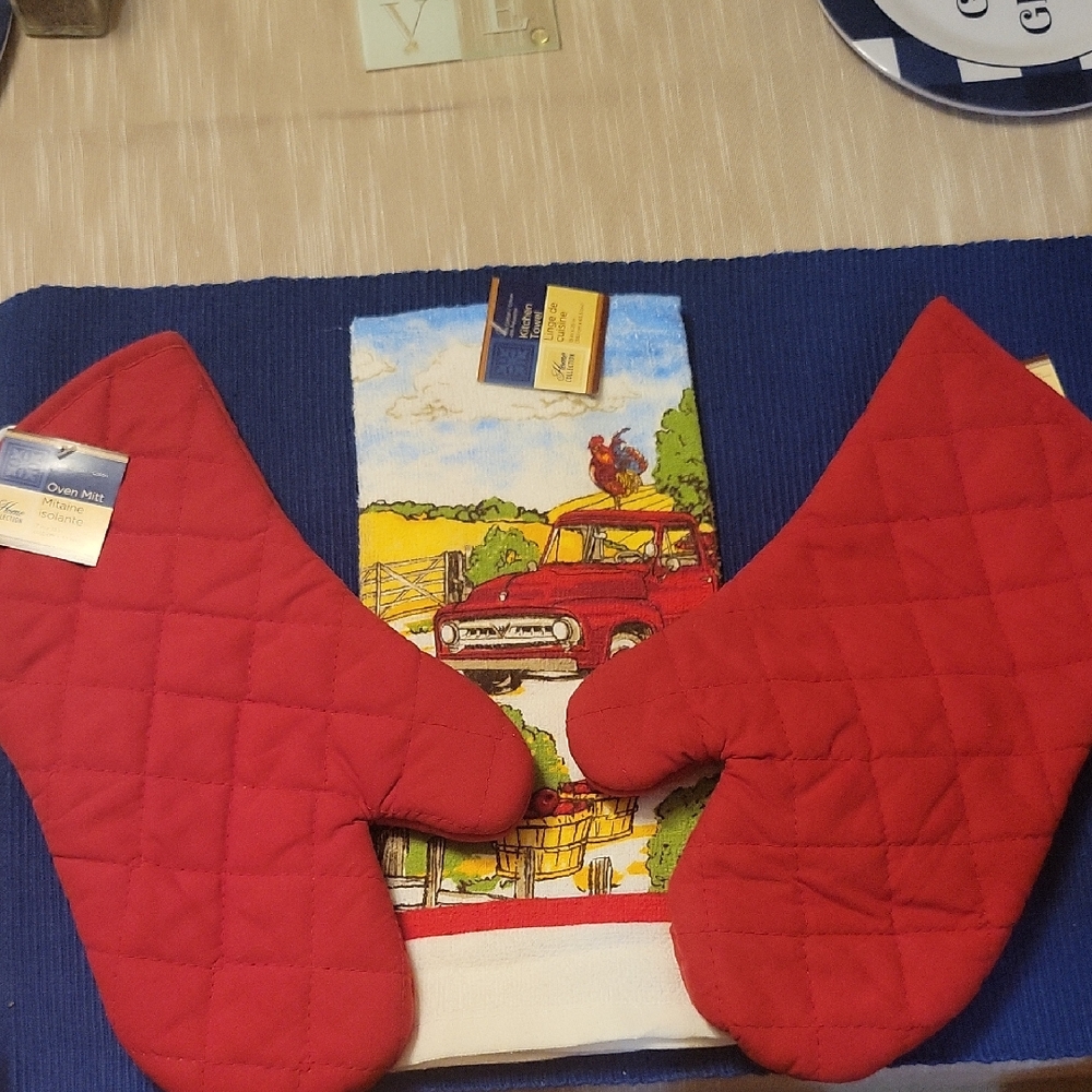 2 Home Collection Red Quilted Oven Mitts with Country Truck Kitchen Towel